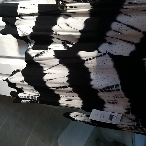R Black and white PL top w/ rhinestones long top - Picture 2 of 3